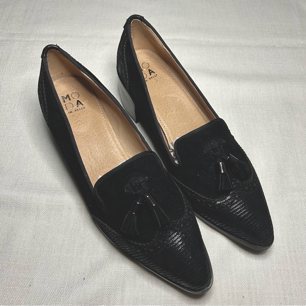 MODA Block Heel Loafers with Tassles in Black Suede Leather